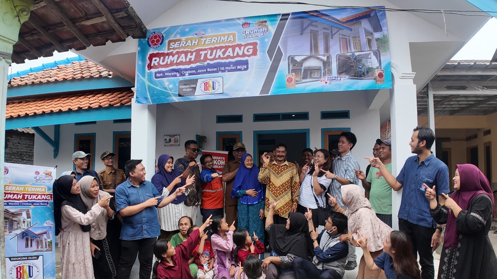 Jelang Lebaran Semen Tiga Roda Serahkan Tiga Rumah Baru untuk Tukang Bangunan